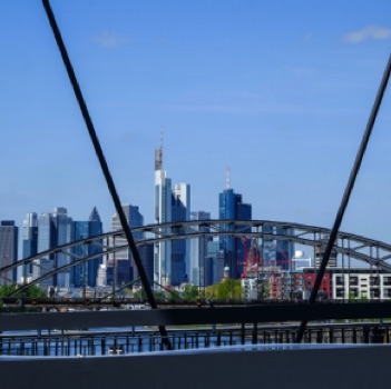 Skyline von der Osthafenbrücke